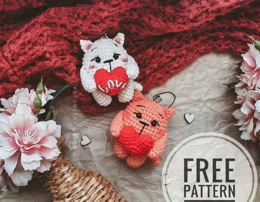Llavero gato a crochet con corazón