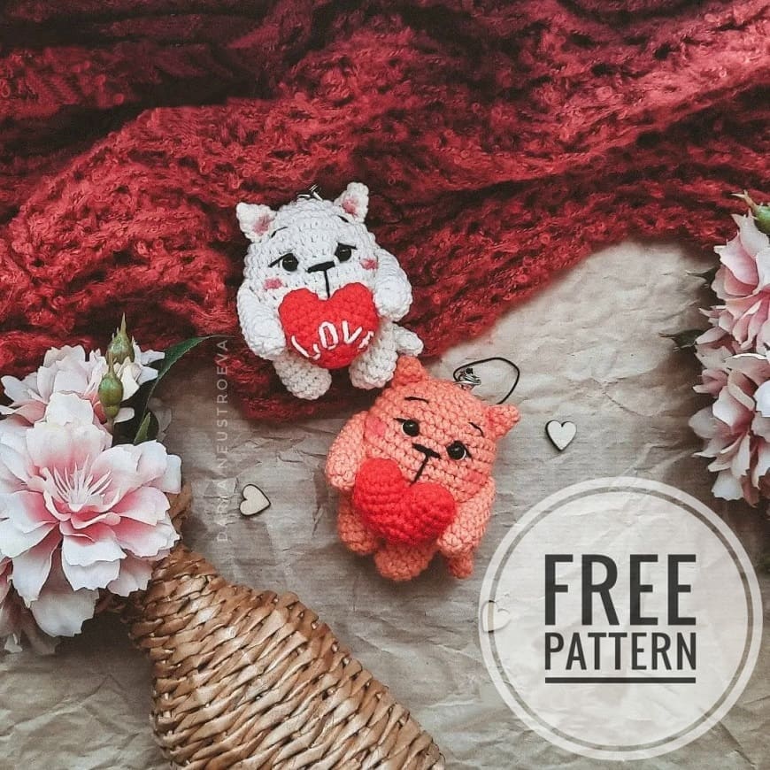 Llavero gato a crochet con corazón amigurumi-cat-keychain-with-a-heart