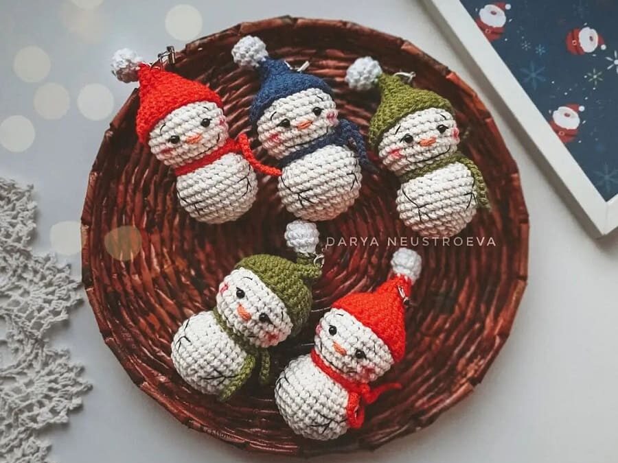 Pequeño muñeco de nieve amigurumi